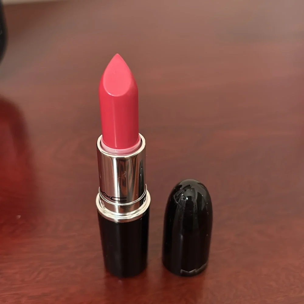 MAC Frienda ( Midtone Coral) Lustureglass Lipstick